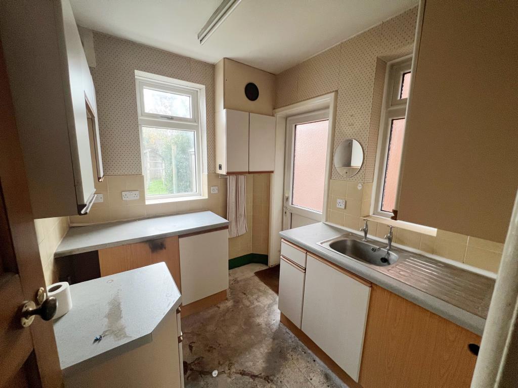 Lot: 77 - FREEHOLD DETACHED HOUSE FOR IMPROVEMENT - 